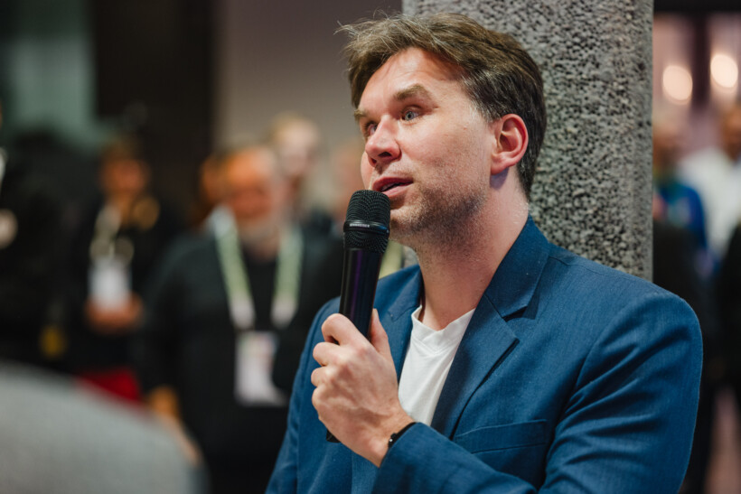 Michael Wahl, Leiter der BFIT-Bund, der Überwachungsstelle des Bundes für Barrierefreiheit in der Informationstechnik, bei seiner Laudatio zu axes4 bei der 10-Jahres-Feier.