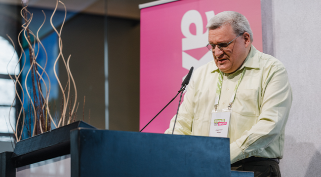 Klaus-Peter Wegge beim Vortrag am axes4 Day 2025