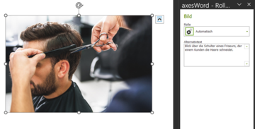 Ein Foto in einem Dokument und daneben ist im geöffneten Fenster axes Word Rollenzuordnung die Rolle: Automatisch, eingestellt und der Alternativtext: Blick über die Schulter eines Friseurs, der einem Kunden die Haare schneidet.
