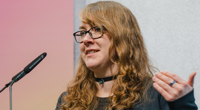 Melanie Hobusch beim Vortrag am axes4 Day 2025