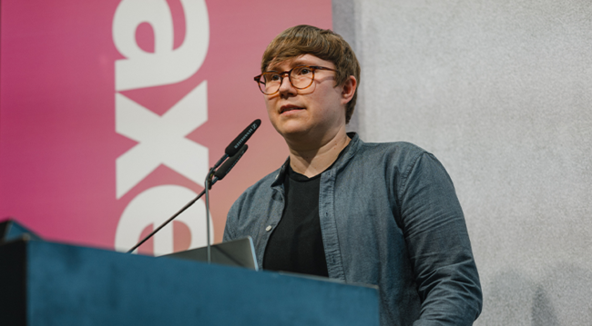 Janne Brönner beim Vortrag am axes4 Day 2025