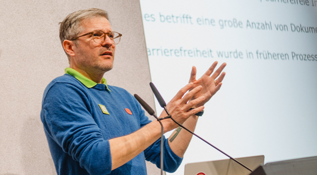 Klaas Posselt beim Vortrag am axes4 Day 2025