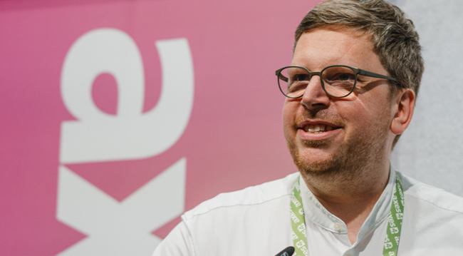 Stefan Farnetani beim Vortrag am axes4 Day 2025