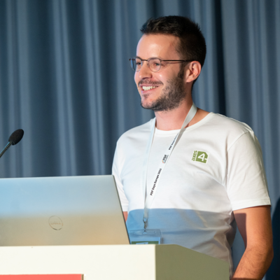 Portrait: Nico Merk bei einer Präsentation