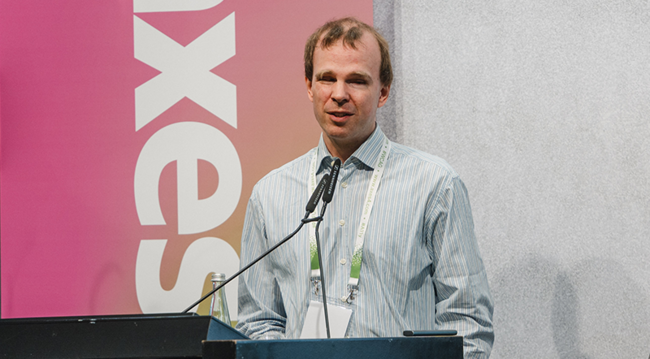 Alexander Pfingstl beim Vortrag am axes4 Day 2025