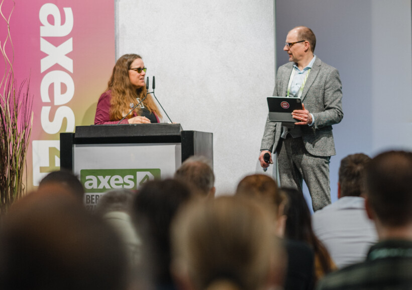 Foto: Bianca Prins und Markus Erle auf der Bühne beim axes4 Day 2025.