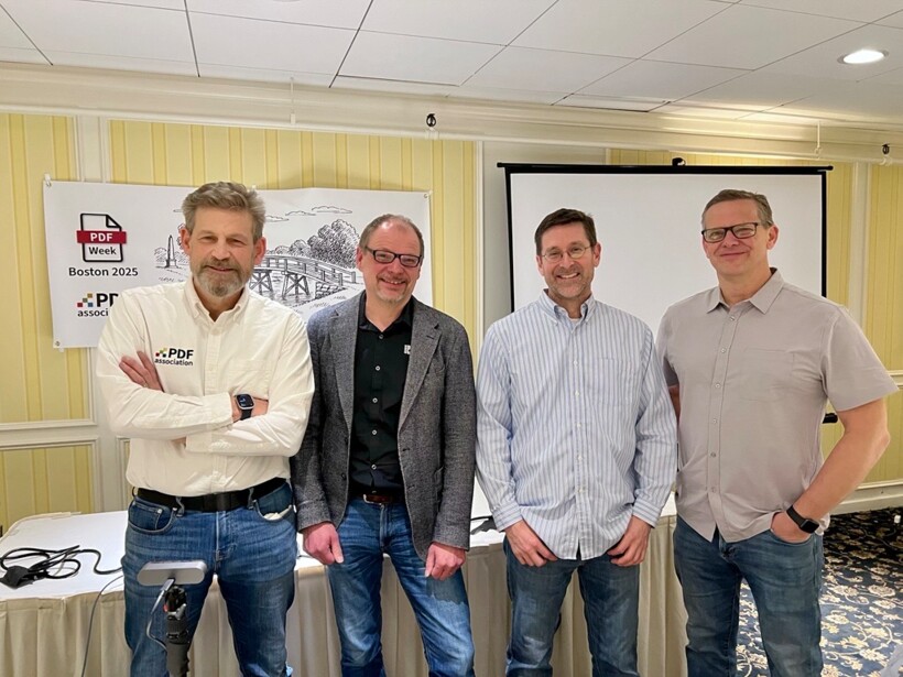 Duff Johnson, CEO PDF Association, Paul Rayius, Chair of the PDF/UA Processor Working Group, Markus Erle, Chair of the PDF Accessibility Liaison Working Group und Andrew Kirkpatrick, former Head of Accessibility at Adobe and co-chair of the W3C’s Accessibility Guidelines Working Group, as well as co-editor for the Web Content Accessibility Guidelines 2.1 and 2.2 standards, stehen vor einem Konferenzbanner "PDF Week Boston 2025".