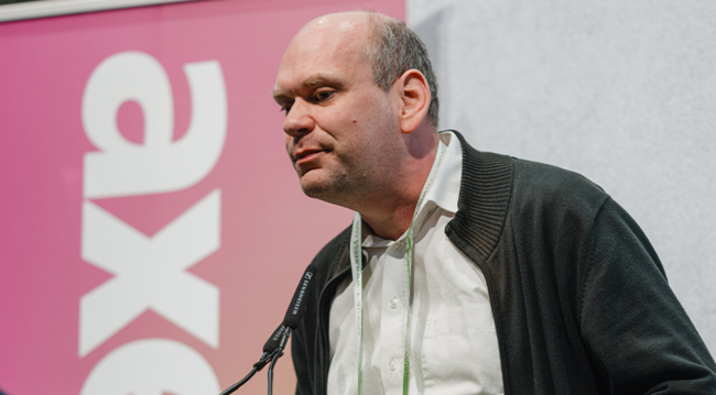 Aleksander Pavkovic beim Vortrag am axes4 Day 2025