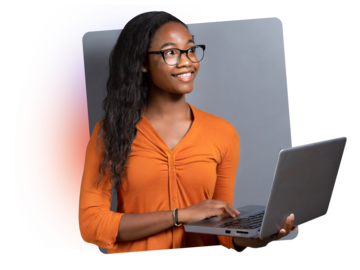 Junge Frau mit orangefarbener Bluse hält einen Laptop