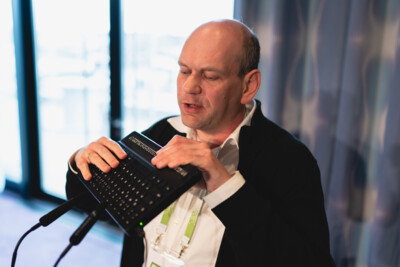 Aleksander Pavkovic zeigt seine Tastatur mit Braille-Zeile. 
