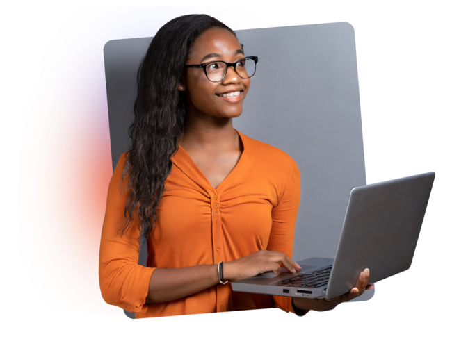 Junge Frau mit orangefarbener Bluse hält einen Laptop
