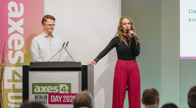 Josephine Schwebler & Sascha Bluhme beim Vortrag am axes4 Day 2025