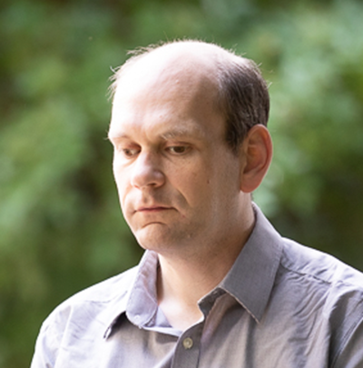Portrait: Aleksander Pavkovic im Grünen