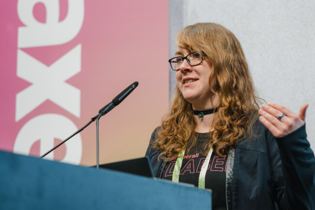 Melanie Hobusch bei ihrem Vortrag am axes4 Day 2025
