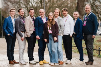 Das Team vom axes4 Day steht als Reihe aufgestellt draußen und posiert für die Kamera. Von links nach rechts: Patrick Foster, Marcel Ludwig, Nico Merk, Markus Erle, Selin Erle, Denis Konrad, Valentin Eichhorn, Maximilian Fleckner & Jochen Fehling. 