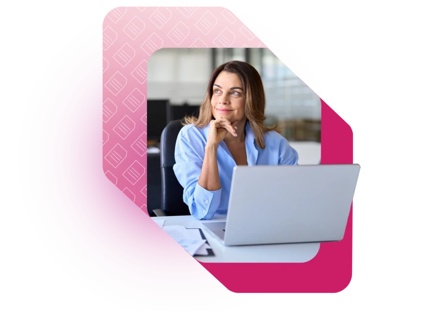 Server im Vordergrund mit Barrierefreiheitszeichen und Dokument-Symbolen im Hintergrund