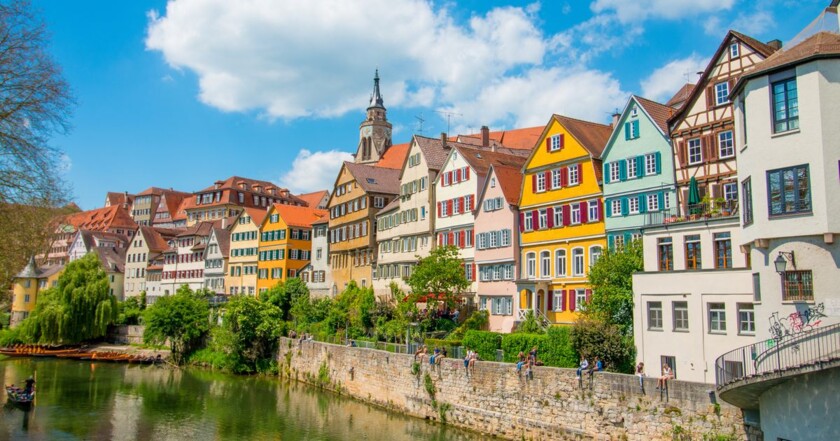 Blick von der Neckarbrücke in Tübingen auf die bunten Häuserfassaden und den Hölderlinturm.
