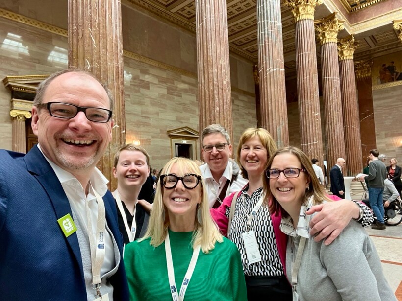 Selfie im österreichischen Parlament: von links nach rechts: Markus Erle, Co-Founder und Beirat IAAP D-A-CH, Annett Farnetani, CEO mindscreen, Dr. Caroline Casey, Founder, Creator, Entrepreneur, Speaker and Non-Executive Director, Stefan Farnetani, Co-Founder & Accessibility Expert mindscreen, Regine Gessner, Prgrammmanagerin IAAP D-A-CH, Rachel Paul, Director, Membership Services & Outreach at IAAP.